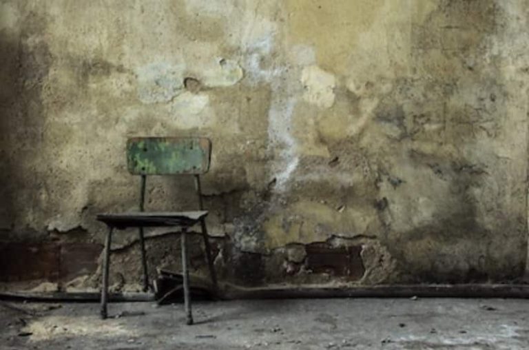 Can Mold Spores Live On Furniture? •